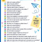 Enfants riant pendant une activité à la maison, posant des questions amusantes.