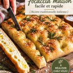 Focaccia maison dorée avec herbes sur une table en bois.