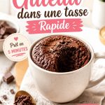 Un délicieux gâteau en tasse prêt à être dégusté, parfait pour un goûter d'enfants.
