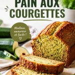 Un pain aux courgettes sur une assiette, prêt à être dégusté par les enfants.
