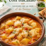 Un plat savoureux de patatas con bacalao prêt à être servi, riche en couleurs et en saveurs.