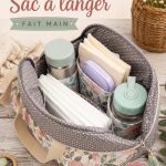 Sac à couches fait main pour bébé, décoré avec des motifs colorés.