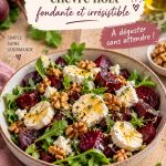 Salade de betterave servie avec fromage de chèvre et noix sur une assiette colorée.
