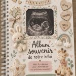 Un beau scrapbook de bébé rempli de photos et de souvenirs créatifs.