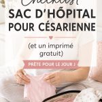 Valise de maternité préparée pour une césarienne avec divers articles essentiels.