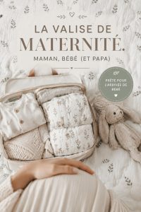 Valise de maternité ouverte avec des articles essentiels pour maman et bébé