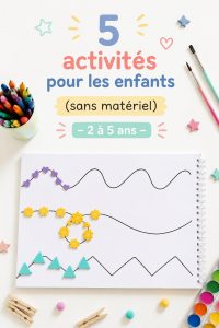 Un enfant souriant joue à un jeu imaginatif sans matériel.