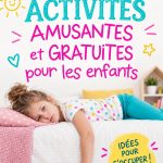 Des enfants s'amusent ensemble en réalisant une activité créative à la maison.
