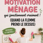 Femme souriante en train de nettoyer sa maison, motivation au quotidien.
