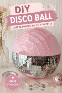 Boule disco DIY en décoration sur une table de goûter
