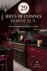 Une cuisine bordeaux élégante et moderne avec des éléments boisés.