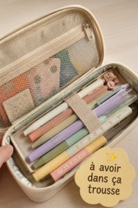 Une trousse de secours ouverte avec des fournitures médicales indispensables à l'intérieur.