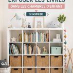 Chambre d'enfant décorée avec une bibliothèque originale et des livres exposés.