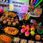 Fête d'anniversaire lumineuse avec décorations néon