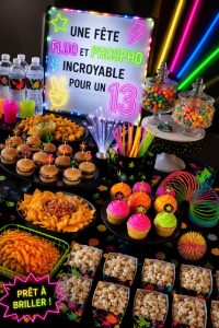 Fête d'anniversaire lumineuse avec décorations néon