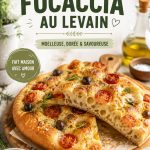 Focaccia au levain dorée tranchée sur une planche en bois.