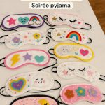 Enfants s'amusant lors d'une pyjama party colorée avec des décorations festives.