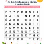 Enfants jouant avec des jeux de mots mêlés sur les fruits.