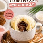 Mug cake à la noix de coco avec un cœur fondant au chocolat, servi dans une tasse colorée.