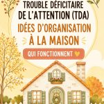 Une chambre d'enfant bien organisée avec des rangements adaptés.
