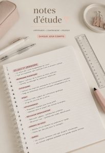 Un étudiant rédige des notes dans un cahier, entouré de livres.