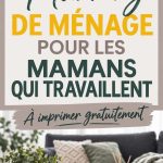 Maman occupée utilisant un planning de nettoyage sur son bureau