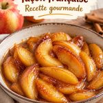 Pommes au caramel à la française sur une assiette blanche, garnies de sauce caramel