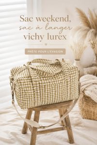 Sac à langer vichy lurex sur une table, prêt pour une sortie familiale.