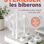 Mère stérilisant des biberons en utilisant une méthode à la vapeur