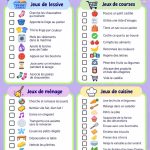Un enfant de 3 ans range ses jouets dans un panier coloré.