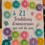 Un enfant épanoui entouré de décorations d'anniversaire et de gâteaux